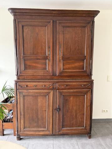 Antieke Louis XV-kast beschikbaar voor biedingen