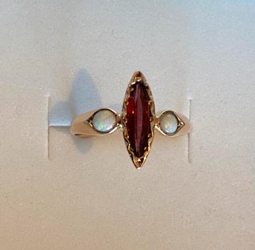 Bague en or 14 carats 1 Rubis et 2 Opale T52 2.3 gr, Enlèvement, Utilisé, Or, Or