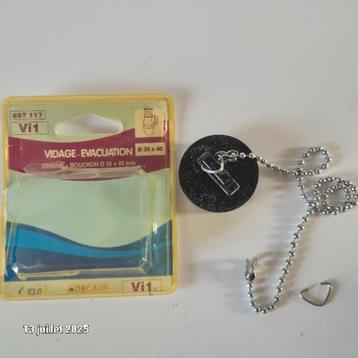 Zwarte pvc-spoelbakplug met parelketting    beschikbaar voor biedingen