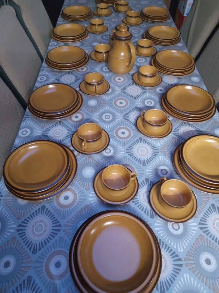 Service complet 12 personnes "70 pièces" Royal Boch Keramis, Antiek en Kunst, Antiek | Servies compleet, Ophalen