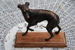 LEVRIER EN FONTE PATINEE BRONZE SUR SOCLE BOIS., Enlèvement ou Envoi, Neuf