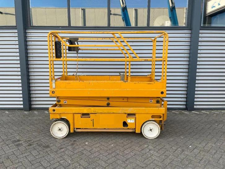 Haulotte Compact 8W Hoogwerker Schaarhoogwerker (bj 2007), Zakelijke goederen, Machines en Bouw | Liften, Steigers en Ladders