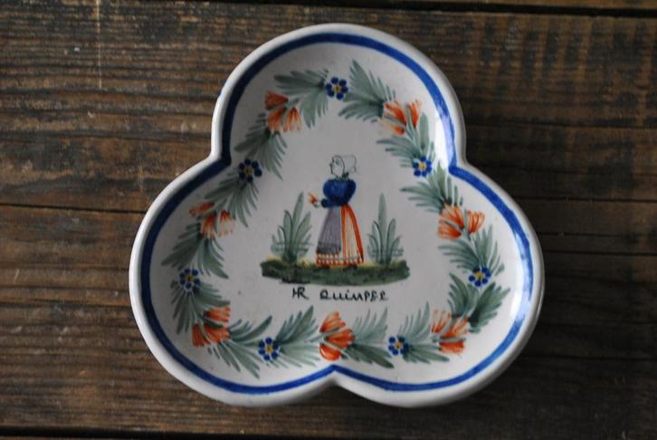 Klein schaaltje met polylobben op poten van HR Quimper, Antiek en Kunst, Antiek | Keramiek en Aardewerk, Ophalen of Verzenden