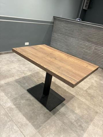 Table rectangulaire en bois avec une base métallique