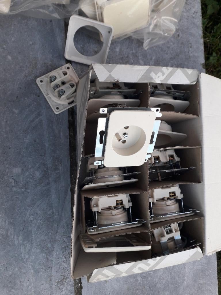 Prises murales et caches, Bricolage & Construction, Électricité & Câbles, Enlèvement, Comme neuf, Prise de courant