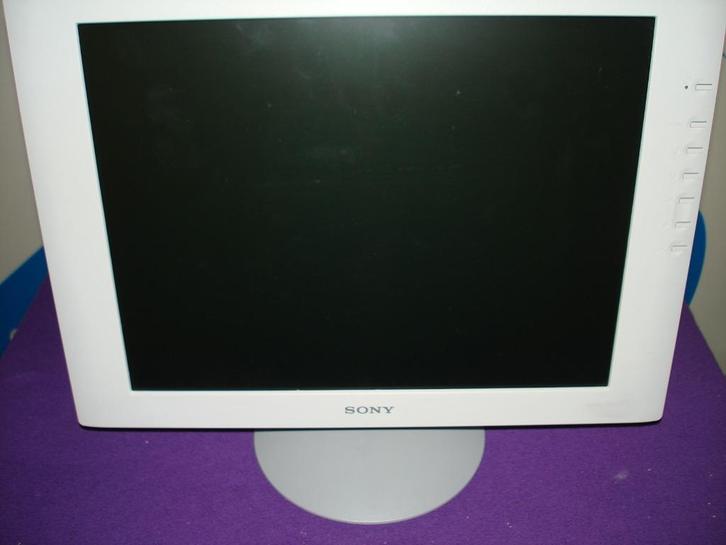 Sony TFT LCD kleurenmonitor 15" Model SDM-S51 wit., Computers en Software, Monitoren, Gebruikt, 61 t/m 100 Hz, VGA, Draaibaar