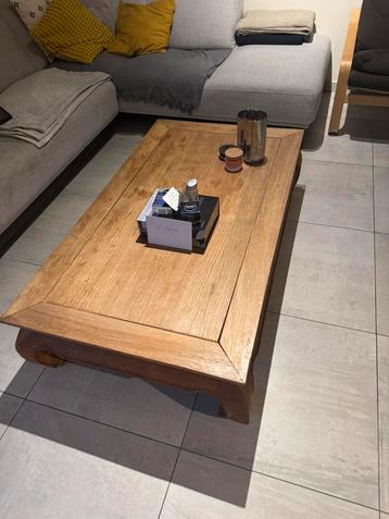 Houten salontafel beschikbaar voor biedingen