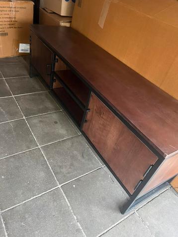 Tv kast beschikbaar voor biedingen