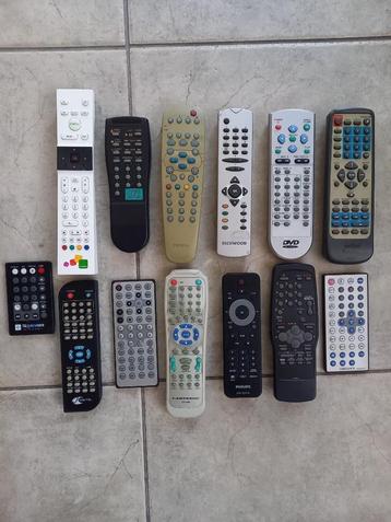 a vendre un lot de 13 telecommandes tv video et dvd beschikbaar voor biedingen