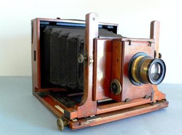 Antieken houten reis camera. Fototoestel in acajou beschikbaar voor biedingen