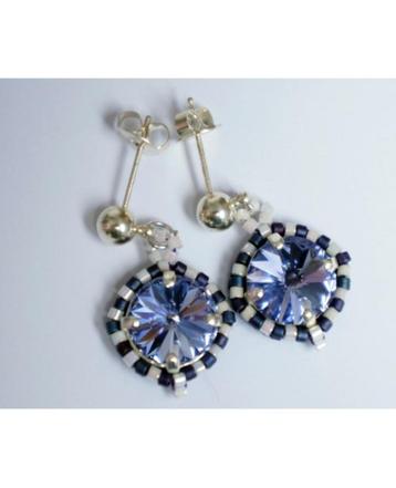 Boucles d'oreilles rondes bleues et blanches beschikbaar voor biedingen