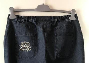 Blauwe stretch jeansbroek (mt 44) met geborduurd kroontje beschikbaar voor biedingen
