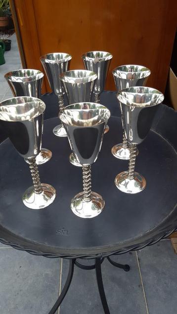 Ensemble de luxe de huit verres à vin beschikbaar voor biedingen