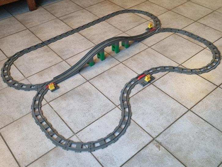 Groot Lot van 45 Duplo Treinsporen Met Brug ( Old Dark Gray, Kinderen en Baby's, Speelgoed | Duplo en Lego, Duplo, Ophalen of Verzenden