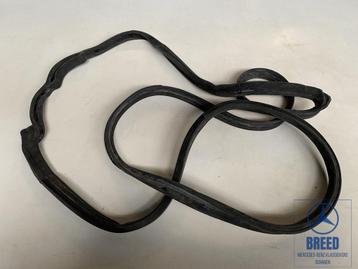 NOS deurrubber rechtsachter voor Mercedes-Benz W123 beschikbaar voor biedingen