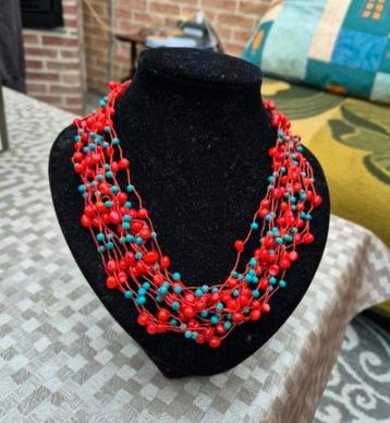 Vintage Koraal en Turquoise ketting in mooie zwarte gelaakte beschikbaar voor biedingen