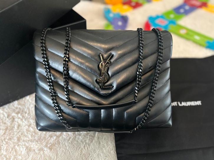 Yves Saint Laurent Loulou Medium, Handtassen en Accessoires, Tassen | Damestassen, Zo goed als nieuw, Schoudertasje, Zwart, Ophalen of Verzenden