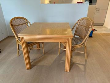 Tafel + 2 bijhorende stoelen gebruikt maar nog degelijk disponible aux enchères