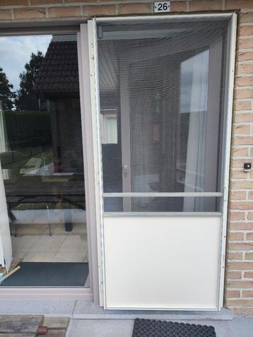 Vliegendeur/hor beschikbaar voor biedingen