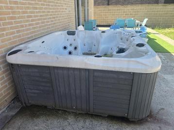 6-PERSOONS BALBOA-JACUZZI MOET WORDEN GEREPAREERD  beschikbaar voor biedingen