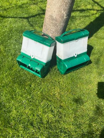 2 x 10kg voederbakken voor kippen beschikbaar voor biedingen