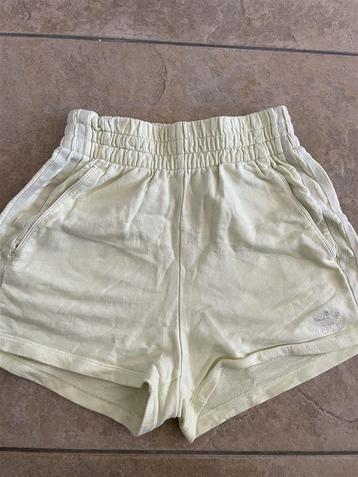 sportbroek - adidas -Yellow Striped Cotton Sweat Shorts - ma, Kleding | Dames, Ophalen of Verzenden, Zo goed als nieuw