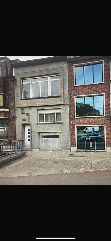 Huis met 4 kamers, tuin en garage beschikbaar voor biedingen