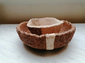 2 handgemaakte keramiek schalen wabi-sabi / brutalist stijl beschikbaar voor biedingen