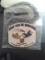 pin Halle carnaval 1990 2012 orde van senioren, Enlèvement ou Envoi, Neuf, Insigne ou Pin's