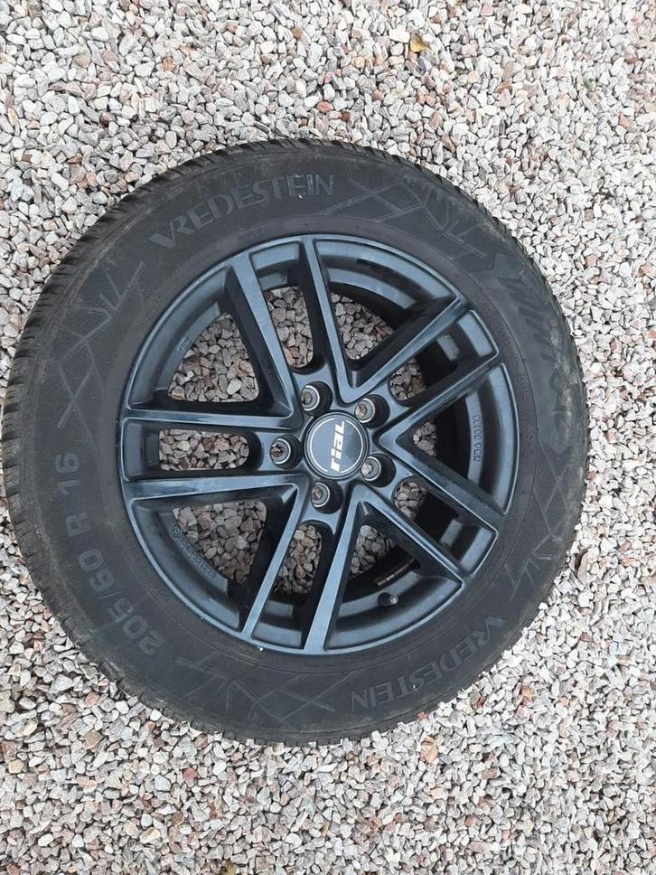 Wintervelgen en banden 205/60/16 VW T ROC SKODA OCTAVIA.., Auto-onderdelen, Banden en Velgen, Band(en), Winterbanden, Ophalen