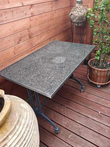Marmeren tuin of terras tafel beschikbaar voor biedingen