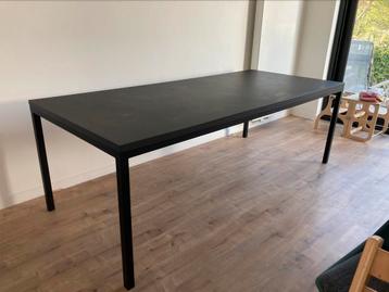 Moderne zwarte tafel, metalen poederlak onderstel beschikbaar voor biedingen