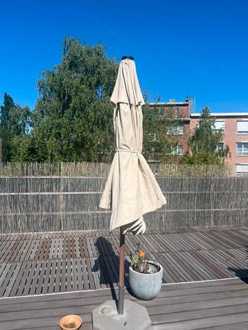 Parasol en tres bon etat beschikbaar voor biedingen