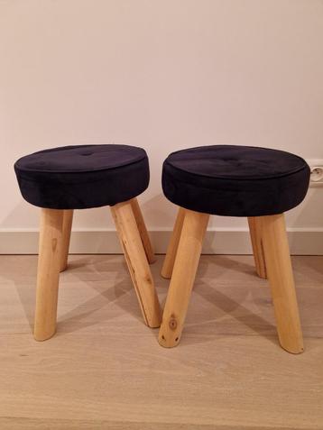 2 houten krukjes met zwarte velvet zitting  beschikbaar voor biedingen