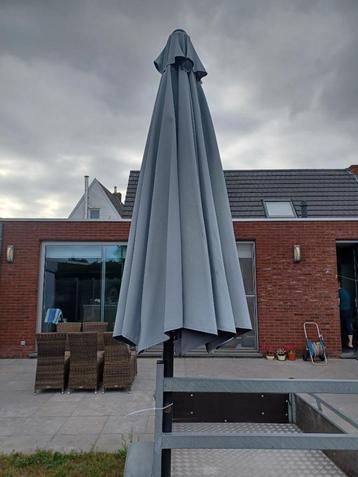 Tuinparasol beschikbaar voor biedingen