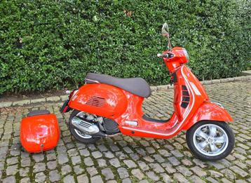 Belle Vespa Classic 125cc construite en 2022 disponible aux enchères