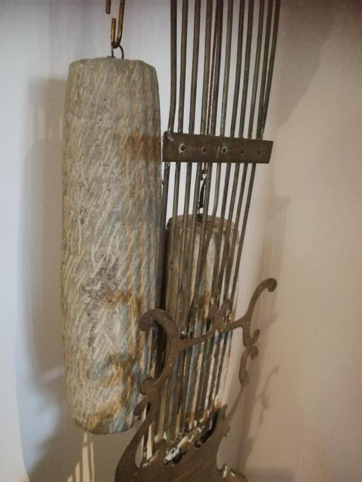 Antieke klok met zeldzame gewichten in zandsteen., Antiek en Kunst, Antiek | Klokken, Ophalen