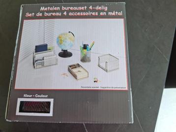 Nieuwe bureauset met 4 zwarte metalen accessoires. beschikbaar voor biedingen