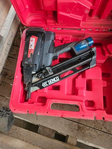 Senco en max nagel pistolen minstens 60 gasampullen  beschikbaar voor biedingen