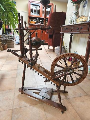 Antiek spinnewiel  beschikbaar voor biedingen