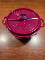 Staub la cocotte ronde 26 cm 5,2 liter nieuw kleur bordeaux, Huis en Inrichting, Ophalen of Verzenden, Nieuw, Gietijzer