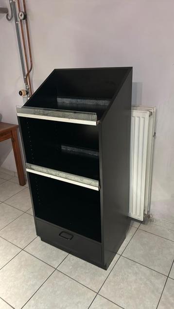 Kast gratis beschikbaar voor biedingen