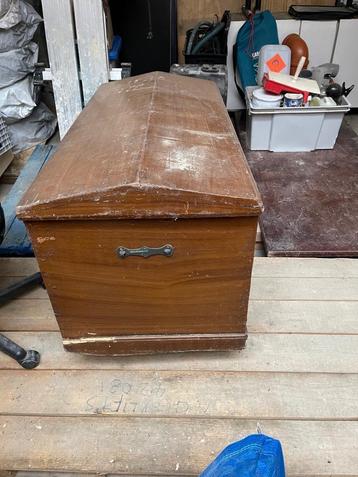 Oude houten opbergkist beschikbaar voor biedingen