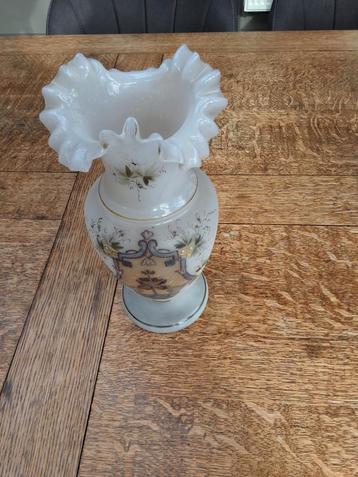 OPALINE VAAS MET OPDRUK beschikbaar voor biedingen