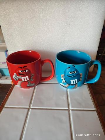 2 M&M-mokken. beschikbaar voor biedingen