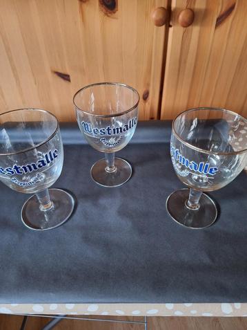 Westmalle glazen op voet / met blauwe naammarkering beschikbaar voor biedingen