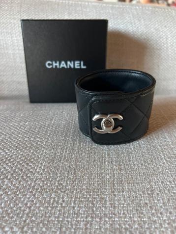 Chanel Black Leather CC Turnlock Bracelet beschikbaar voor biedingen