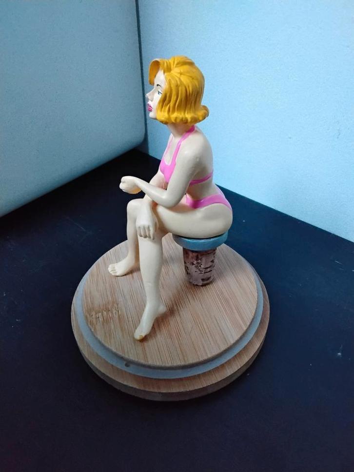 Exclusieve retro wijnstopper pin-up designed by M. Justus, Antiek en Kunst, Kunst | Designobjecten, Ophalen of Verzenden