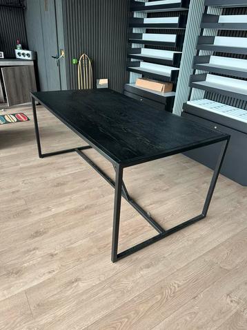 Zwarte tafel. 180x95. In zeer goede staat beschikbaar voor biedingen