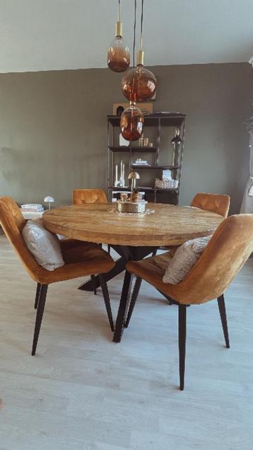 Eethoek met nubuck eetstoelen beschikbaar voor biedingen